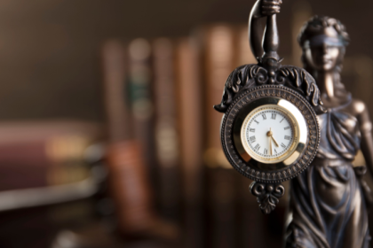 Jonatas Lucena esclarece que o vazamento de nudes entre estudantes é crime e gera indenização e processo penal.