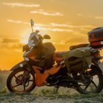 Teciomar Ábila explora como a engenharia extrema está transformando o motociclismo de aventura em uma nova experiência de performance e resistência.