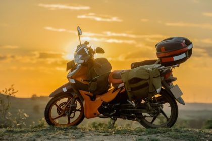 Teciomar Ábila explora como a engenharia extrema está transformando o motociclismo de aventura em uma nova experiência de performance e resistência.