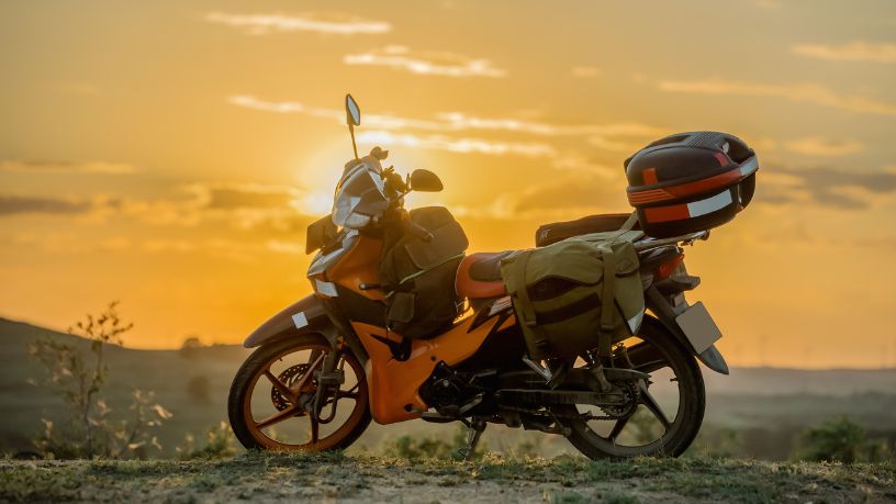 Teciomar Ábila explora como a engenharia extrema está transformando o motociclismo de aventura em uma nova experiência de performance e resistência.