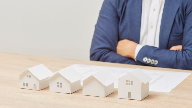 Na perspectiva de Kelsem Ricardo Rios Lima, a combinação entre conhecimento registral e tecnologia é essencial para garantir segurança jurídica e autenticidade nas transações imobiliárias.