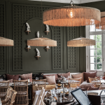 Interior elegante de um restaurante em Bordeaux, na França, com decoração sofisticada e iluminação diferenciada