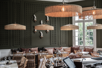 Interior elegante de um restaurante em Bordeaux, na França, com decoração sofisticada e iluminação diferenciada