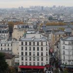 Vista aérea de Montmartre, em Paris, com edifícios históricos e ruas do bairro.