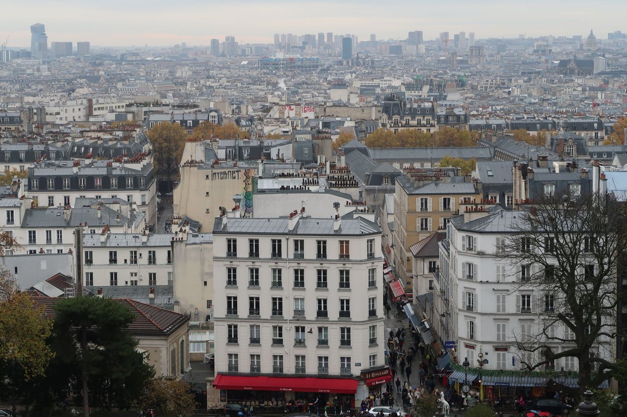 Vista aérea de Montmartre, em Paris, com edifícios históricos e ruas do bairro.