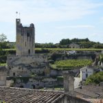 Torre histórica de Saint-Émilion cercada por vinhedos na França.